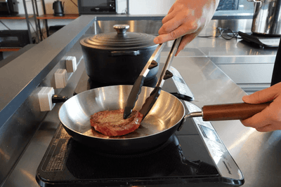料理が美味しくなる、クーベルがこだわったステンレスフライパンの保温性