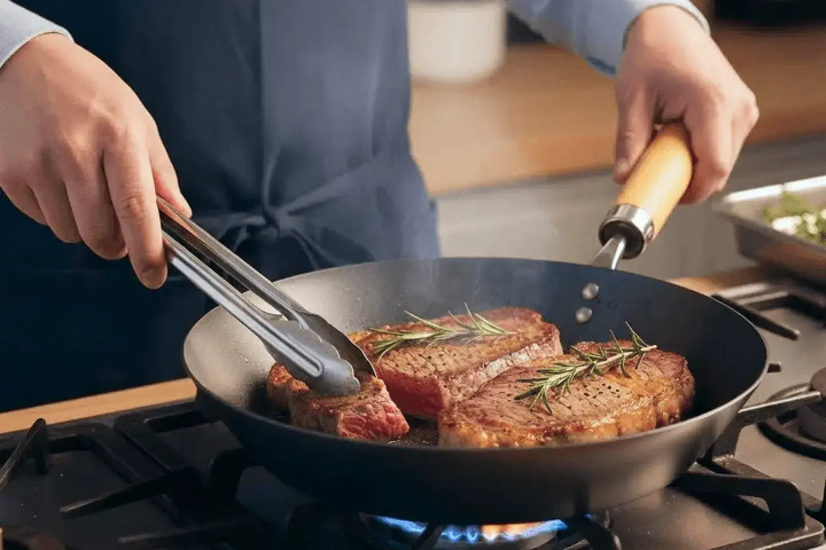 鉄フライパンで肉を焼く様子
