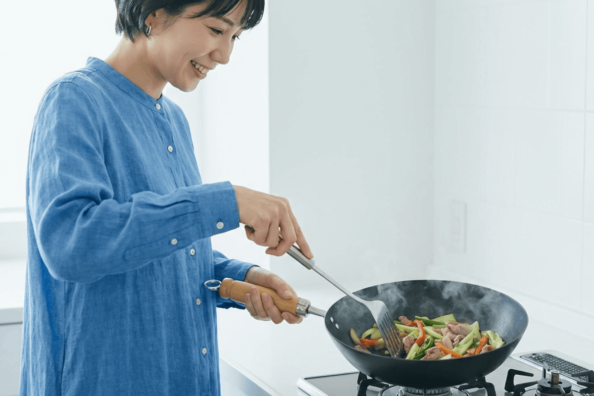 クーベルの鉄フライパンで野菜炒めを調理している様子